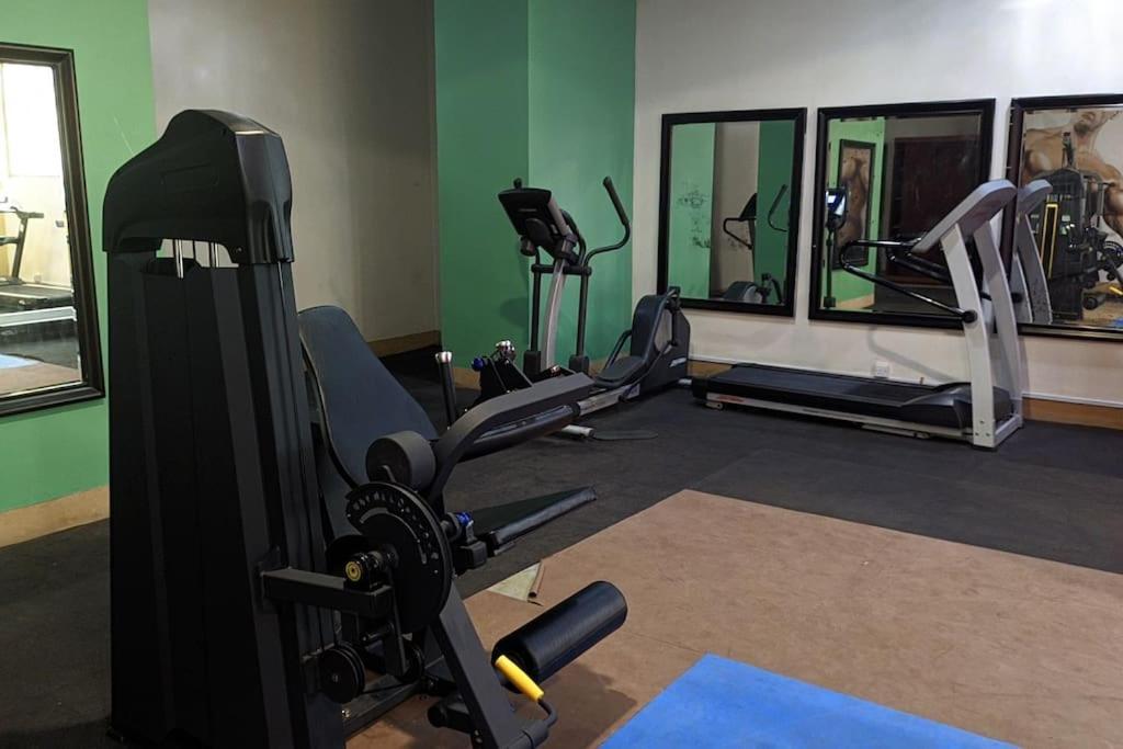 A Lovely Studio Apartment With Gym And Pool Access Dár Al-Szalám Kültér fotó